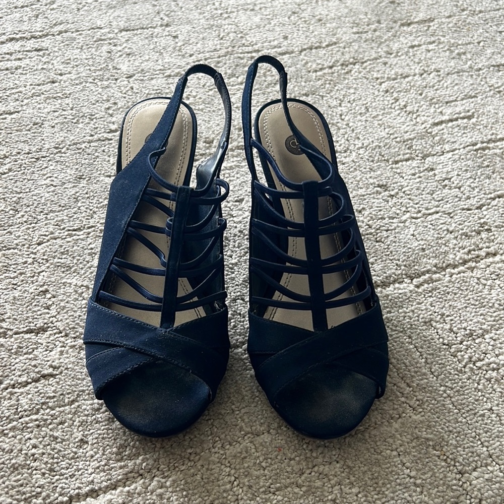 Yera - size 7.5 - blue heels